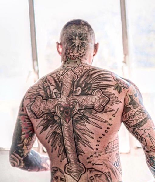 Tatuajes dj nano en la espalda 